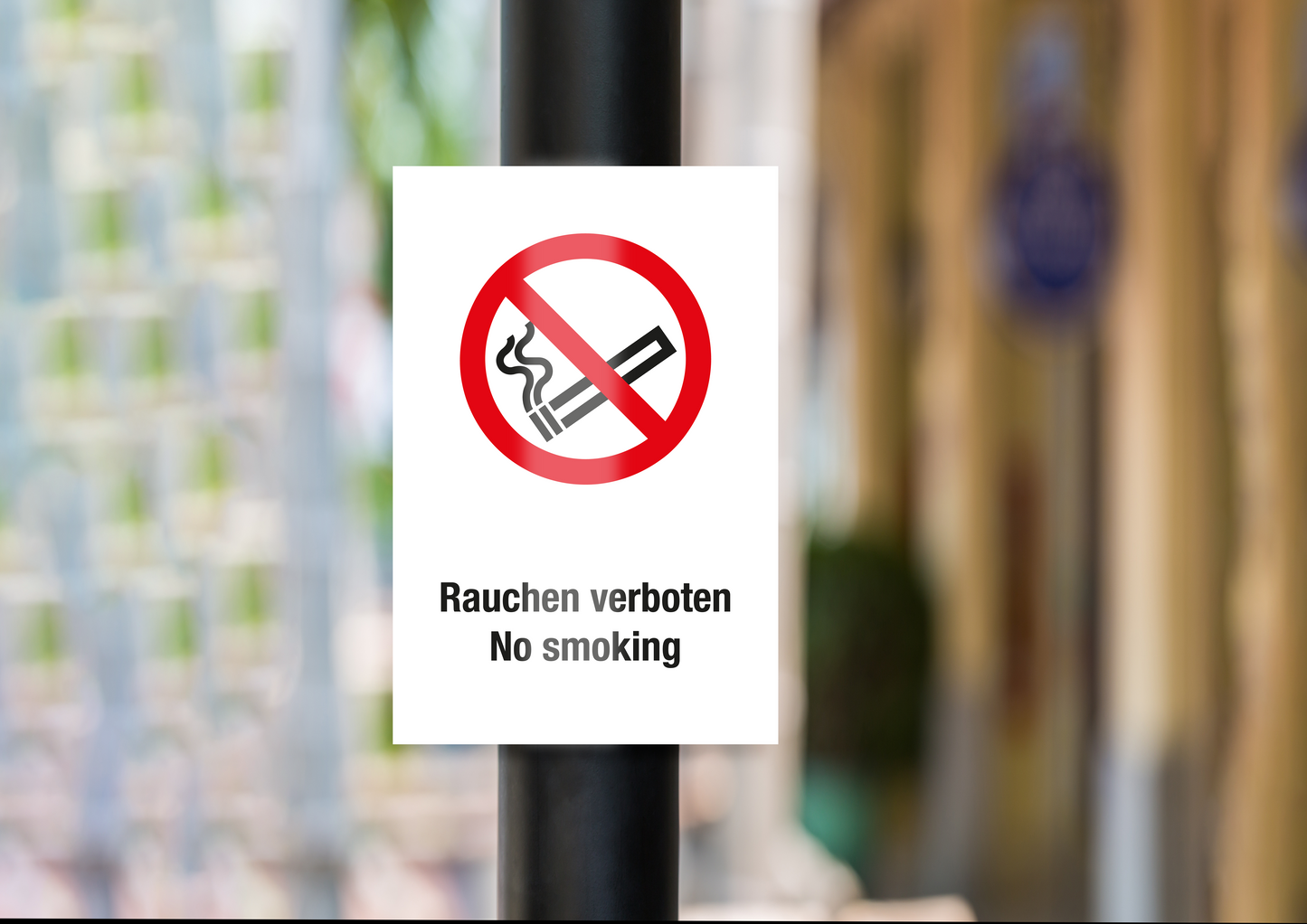 Verbotsschild mit Text - Rauchen verboten
